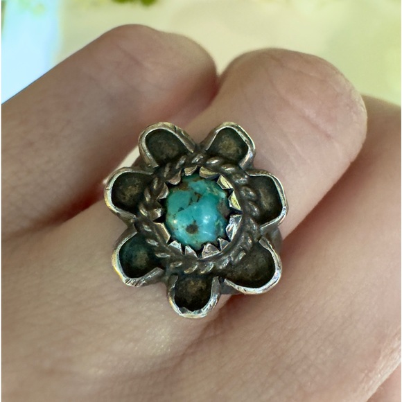 Vintage 925 Genuine Turquoise Flower Ring. Handmade Ring with beautiful design - Picture 9 of 16